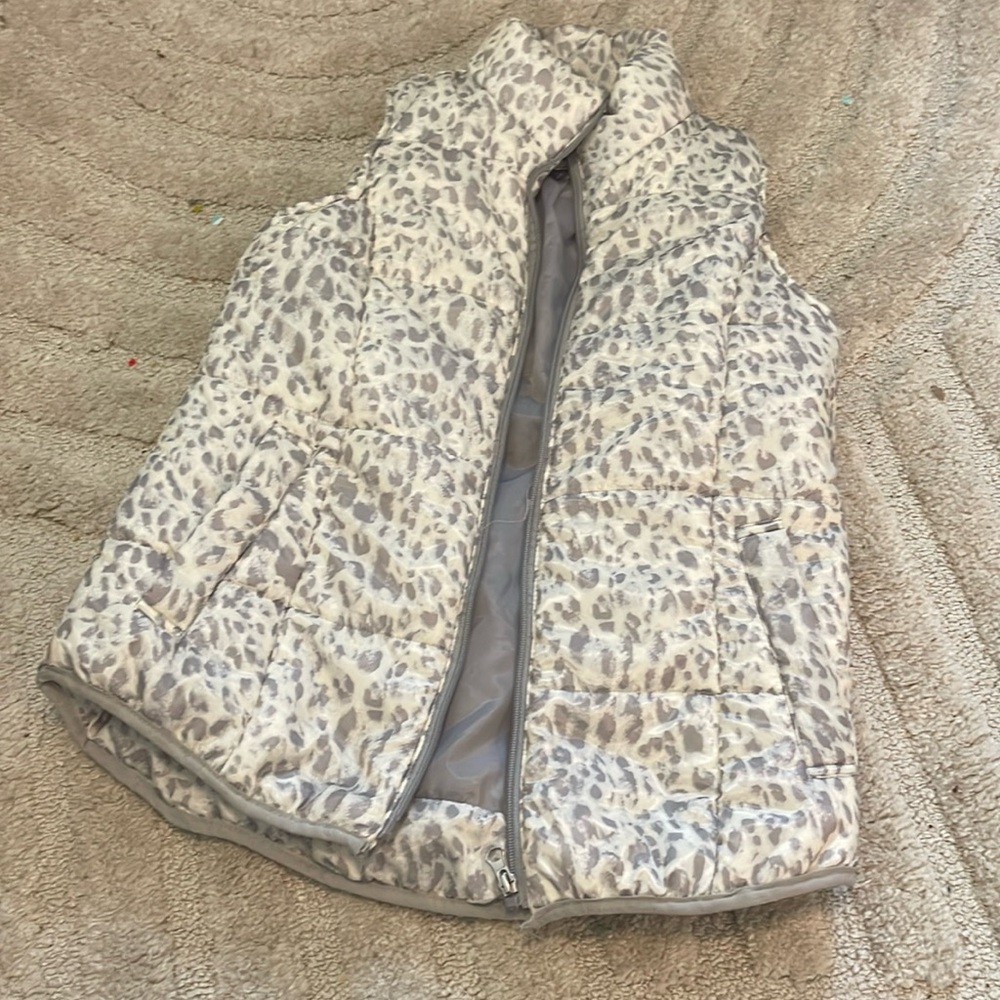 New directions gray leopard print zip up vest NWOT READ